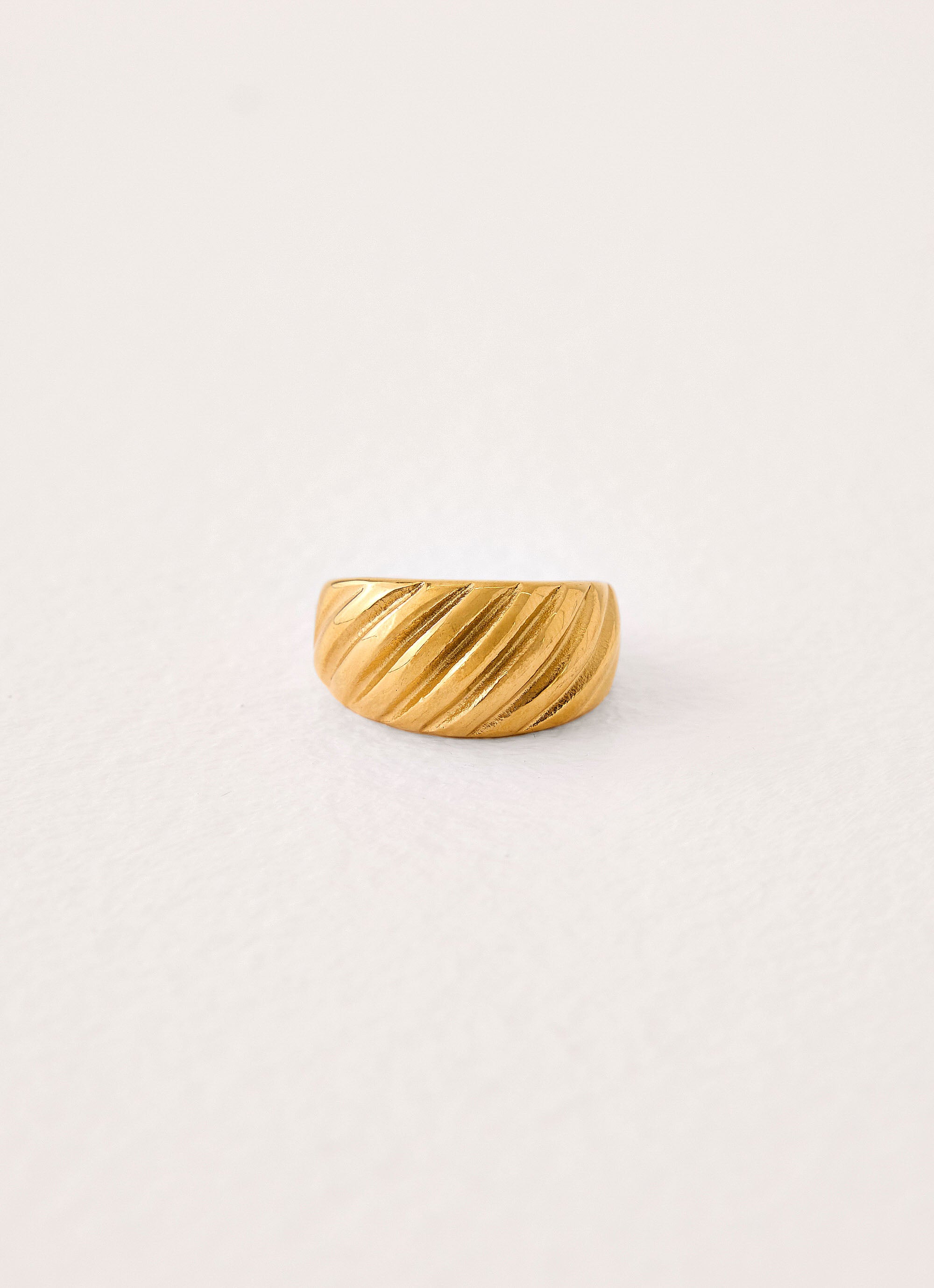 Ethereal Kiss Ring