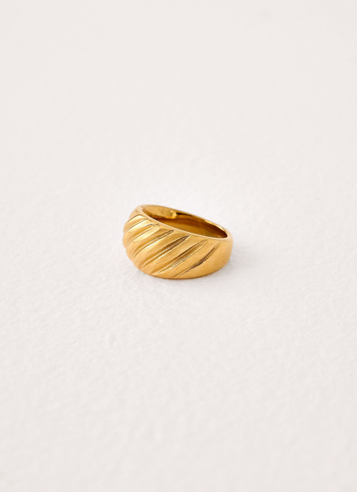 Ethereal Kiss Ring